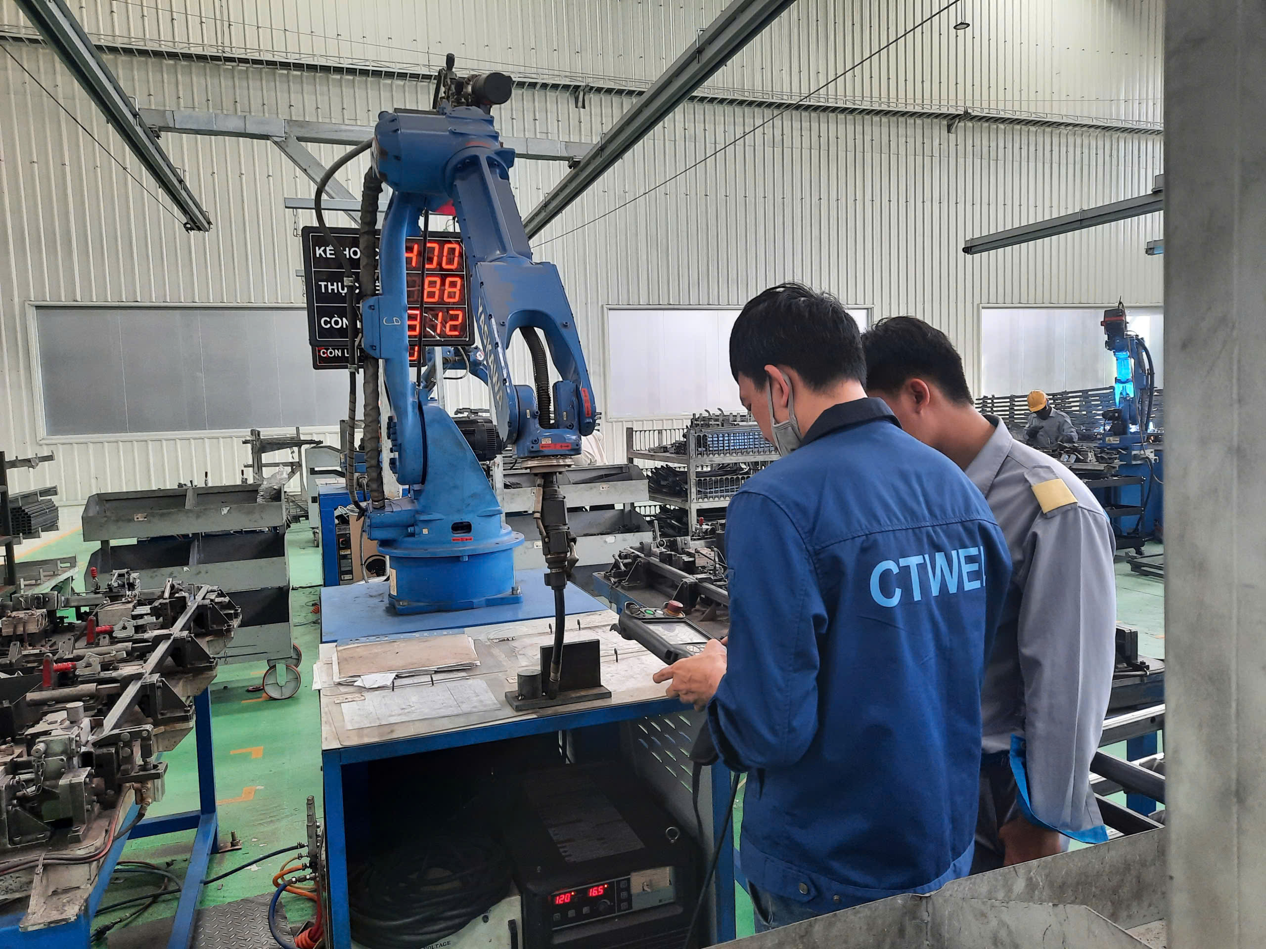 HỌC VÀ THI VẬN HÀNH ROBOT HÀN TẠI CTWEL